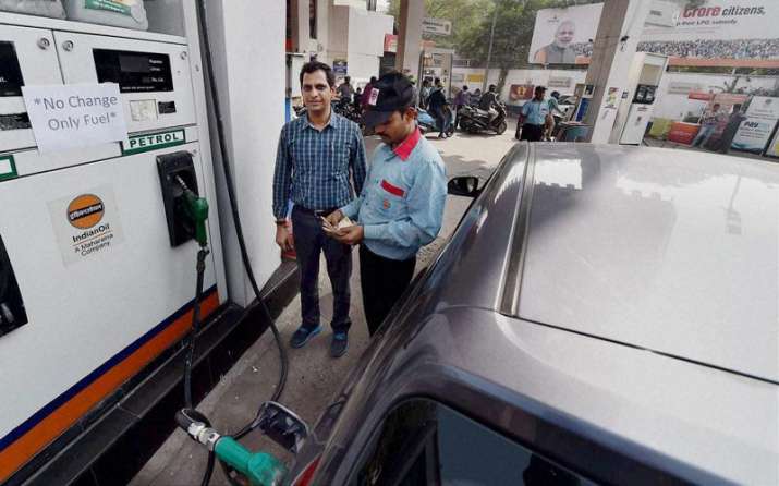 सावधान! पेट्रोल भरवाते समय कभी नहीं करनी चाहिए ये गलतियां, हो सकता हैं बड़ा नुकसान सावधान! पेट्रोल भरवाते समय कभी नहीं करनी चाहिए ये गलतियां, हो सकता हैं बड़ा नुकसान- India TV Paisa