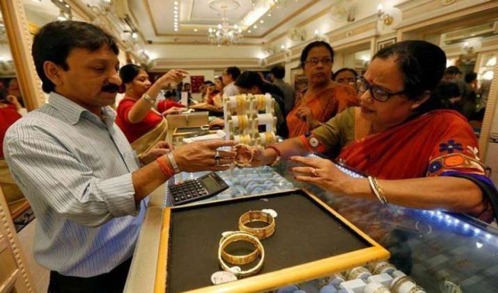 घरेलू स्तर पर मांग बढ़ने और ग्लोबल रूख से सोने में तेजी, चांदी हुई 50 रुपए सस्ती घरेलू स्तर पर मांग बढ़ने और ग्लोबल रूख से सोने में तेजी, चांदी हुई 50 रुपए सस्ती- India TV Paisa