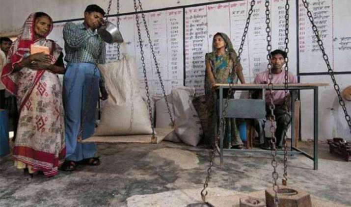 सब्सिडी वाले खाद्यान्न के लिए आधार कार्ड को आवश्यक बनाने की तैयारी में है केंद्र सरकार सब्सिडी वाले खाद्यान्न के लिए आधार कार्ड को आवश्यक बनाने की तैयारी में है केंद्र सरकार- India TV Paisa
