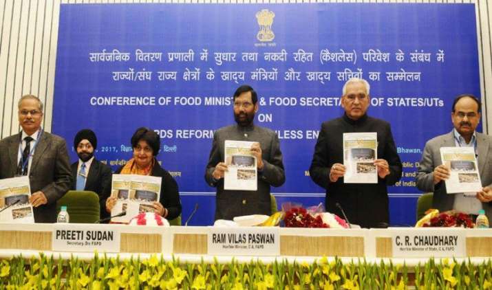 अनाज सब्सिडी के लिए जरुरी होगा आधार कार्ड, जून तक राशन की दुकानों पर कर सकेंगे डिजिटल पेमेंट अनाज सब्सिडी के लिए जरुरी होगा आधार कार्ड, जून तक राशन की दुकानों पर कर सकेंगे डिजिटल पेमेंट- India TV Paisa