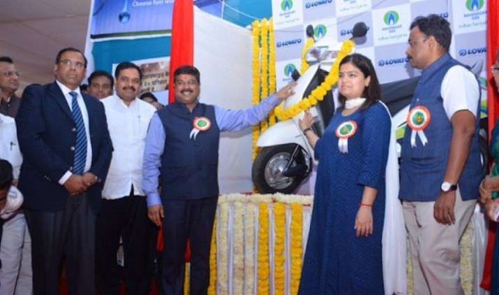 लॉन्च हुए CNG किट के साथ ऑटोमैटिक स्कूटर, प्रति किलो गैस से तय होगी 130 किमी. की दूरी लॉन्च हुए CNG किट के साथ ऑटोमैटिक स्कूटर, प्रति किलो गैस से तय होगी 130 किमी. की दूरी- India TV Paisa
