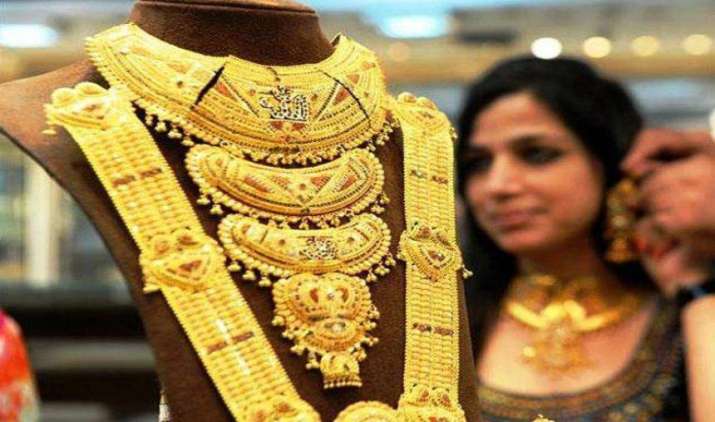 Gold lost its sheen: सोना दो हफ्ते के निचले स्तर पर, वैश्विक कमजोरी से कीमतों में 400 रुपए/10 ग्राम की गिरावट Gold lost its sheen: सोना दो हफ्ते के निचले स्तर पर, वैश्विक कमजोरी से कीमतों में 400 रुपए/10 ग्राम की गिरावट- India TV Paisa