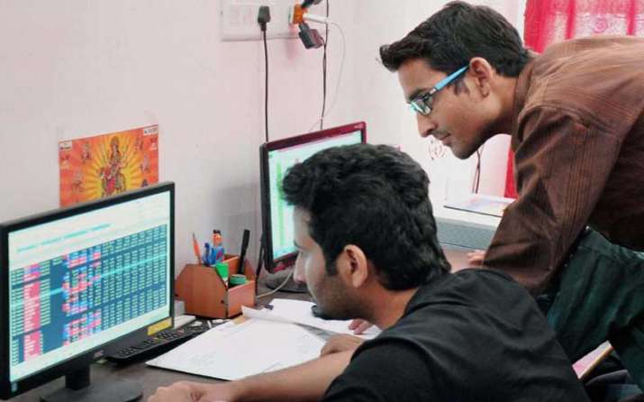 तीसरे दिन सेंसेक्स 332 अंक चढ़ा, तीन महीने बाद निफ्टी ने पार किया 8600 का स्तर तीसरे दिन सेंसेक्स 332 अंक चढ़ा, तीन महीने बाद निफ्टी ने पार किया 8600 का स्तर- India TV Paisa
