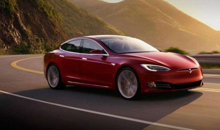 Tesla ने पेश की नई दमदार इलेक्ट्रिक कार 100D, एक बार चार्ज करने पर चलेगी 540 किमी. Tesla ने पेश की नई दमदार इलेक्ट्रिक कार 100D, एक बार चार्ज करने पर चलेगी 540 किमी.- India TV Paisa