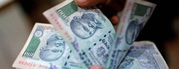 एक अमेरिकी डॉलर के मुकाबले भारतीय रुपया सोमवार को 7 पैसा कमजोर होकर 64.65 पर खुला एक अमेरिकी डॉलर के मुकाबले भारतीय रुपया सोमवार को 7 पैसा कमजोर होकर 64.65 पर खुला- India TV Paisa