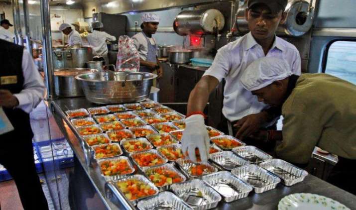 सावधान: इंसानों के खाने के योग्य नहीं है ट्रेन का खाना, सीएजी की रिपोर्ट में हुआ खुलासा सावधान: इंसानों के खाने के योग्य नहीं है ट्रेन का खाना, सीएजी की रिपोर्ट में हुआ खुलासा- India TV Paisa