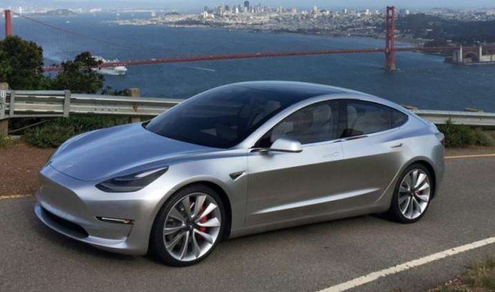 Tesla ने अपने ग्राहकों को सौंपी मॉडल-3 कार, खासियतों से भरी यह कार एक बार चार्ज होने पर चलेगी 500 किमी Tesla ने अपने ग्राहकों को सौंपी मॉडल-3 कार, खासियतों से भरी यह कार एक बार चार्ज होने पर चलेगी 500 किमी- IndiaTV Paisa
