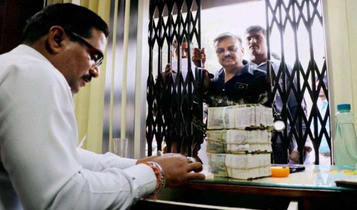 नोटबंदी के बाद 18 लाख लोगों ने जमा की 4.17 लाख करोड़ रुपए की संदिग्ध राशि, आयकर विभाग ने शुरू की पूछताछ नोटबंदी के बाद 18 लाख लोगों ने जमा की 4.17 लाख करोड़ रुपए की संदिग्ध राशि, आयकर विभाग ने शुरू की पूछताछ- India TV Paisa