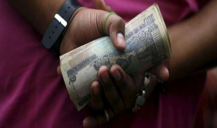नकद बिक्री में अचानक उछाल दिखाने वाले कारोबारियों पर टैक्स अधिकारियों की नजर, कालेधन को सफेद करने का संदेह नकद बिक्री में अचानक उछाल दिखाने वाले कारोबारियों पर टैक्स अधिकारियों की नजर, कालेधन को सफेद करने का संदेह- India TV Paisa