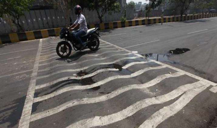 STOP LOOK GO: भारतीय सड़कों पर बने स्पीड ब्रेकर हैं खतरनाक, हर साल लेते हैं 10,000 से ज्यादा लोगों की जान STOP LOOK GO: भारतीय सड़कों पर बने स्पीड ब्रेकर हैं खतरनाक, हर साल लेते हैं 10,000 से ज्यादा लोगों की जान- India TV Paisa