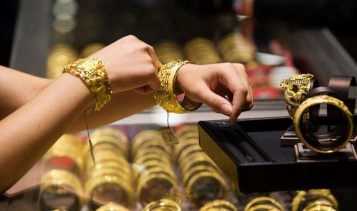 Gold हुआ Bowled! 7 दिनों में 1050 रुपए सस्ता हुआ सोना, चांदी की कीमतों में 2120 रुपए की भारी गिरावट Gold हुआ Bowled! 7 दिनों में 1050 रुपए सस्ता हुआ सोना, चांदी की कीमतों में 2120 रुपए की भारी गिरावट- IndiaTV Paisa