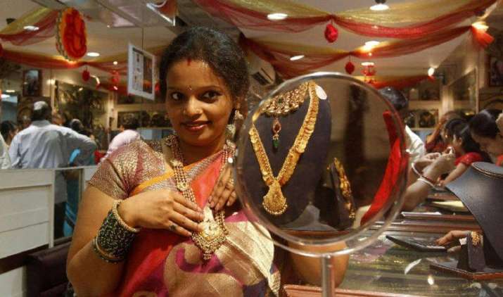 सोना 29 हजार के नीचे फिसला, कमजोर मांग और ग्लोबल संकेत से चांदी में 180 रुपए की गिरावट सोना 29 हजार के नीचे फिसला, कमजोर मांग और ग्लोबल संकेत से चांदी में 180 रुपए की गिरावट- India TV Paisa