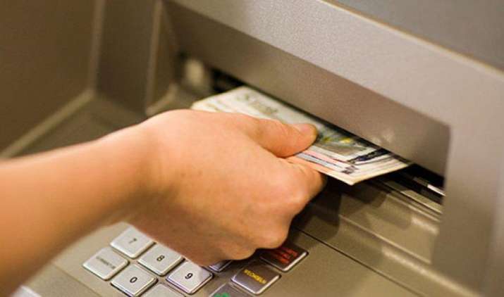 इन जगहों पर SBI समेत 10 विभिन्न बैंकों के ATM से अपने आप ही निकलने लगा कैश, हैकिंग का शक इन जगहों पर SBI समेत 10 विभिन्न बैंकों के ATM से अपने आप ही निकलने लगा कैश, हैकिंग का शक- India TV Paisa