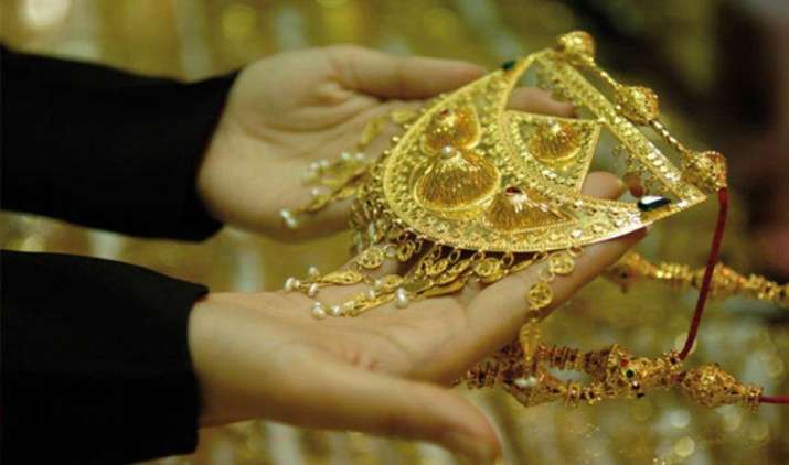 कमजोर मांग से 30 हजार के नीचे फिसला सोना, चांदी की कीमतों में 100 रुपए की गिरावट कमजोर मांग से 30 हजार के नीचे फिसला सोना, चांदी की कीमतों में 100 रुपए की गिरावट- India TV Paisa