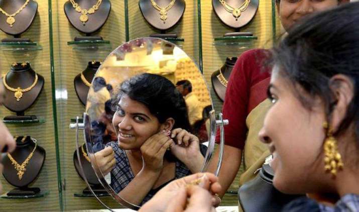 GST लागू होने के बाद महंगा हुआ सोना, शनिवार को चांदी के भाव 565 रुपए बढ़े GST लागू होने के बाद महंगा हुआ सोना, शनिवार को चांदी के भाव 565 रुपए बढ़े- IndiaTV Paisa