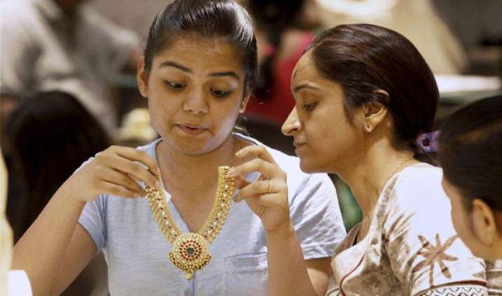 Weekly Wrap Up: सोने की कीमतों में 450 रुपए की गिरावट, चांदी हुई 1,475 रुपए सस्ती Weekly Wrap Up: सोने की कीमतों में 450 रुपए की गिरावट, चांदी हुई 1,475 रुपए सस्ती- India TV Paisa