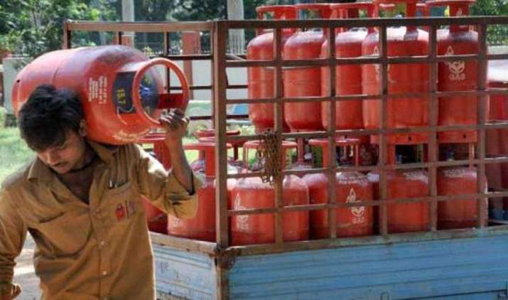 GST लागू होने के बाद महंगा हुआ रसोई गैस सिलेंडर, जानिए कितने बढ़े दाम GST लागू होने के बाद महंगा हुआ रसोई गैस सिलेंडर, जानिए कितने बढ़े दाम- India TV Paisa