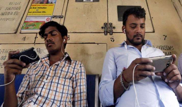 देश में फोन यूजर्स की संख्या बढ़कर 1.18 अरब हुई, फरवरी में जारी हुए 1.37 करोड़ नए मोबाइल कनेक्शन देश में फोन यूजर्स की संख्या बढ़कर 1.18 अरब हुई, फरवरी में जारी हुए 1.37 करोड़ नए मोबाइल कनेक्शन- India TV Paisa