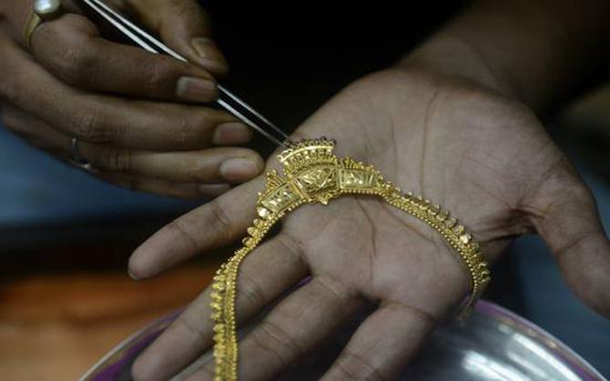 Gold weakens further : सोने में आई और गिरावट, चांदी का भाव 42,000 के स्तर से नीचे आया Gold weakens further : सोने में आई और गिरावट, चांदी का भाव 42,000 के स्तर से नीचे आया- India TV Paisa