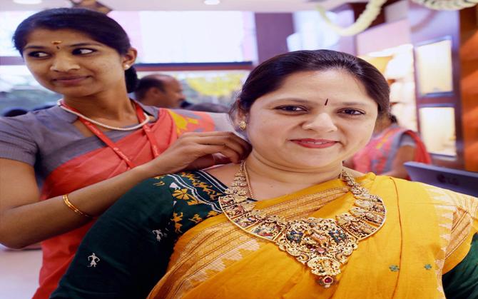 अक्षय तृतीया की खरीद से बढ़ी सोने की कीमत, चांदी में आई 200 रुपए की गिरावट अक्षय तृतीया की खरीद से बढ़ी सोने की कीमत, चांदी में आई 200 रुपए की गिरावट- India TV Paisa
