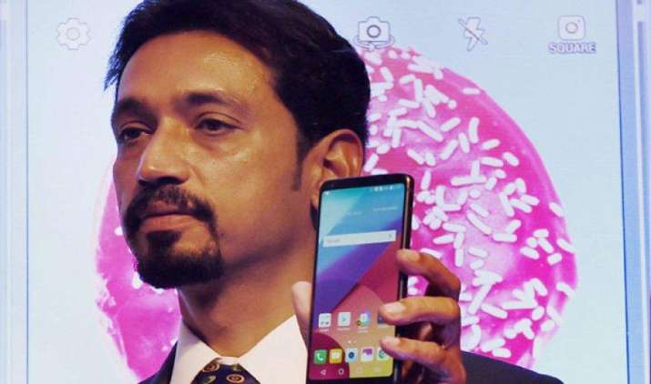 LG ने 51,990 रुपए में लॉन्च किया LG-G6 स्मार्टफोन, ऐसे उठा सकते हैं 7000 का फायदा LG ने 51,990 रुपए में लॉन्च किया LG-G6 स्मार्टफोन, ऐसे उठा सकते हैं 7000 का फायदा- India TV Paisa