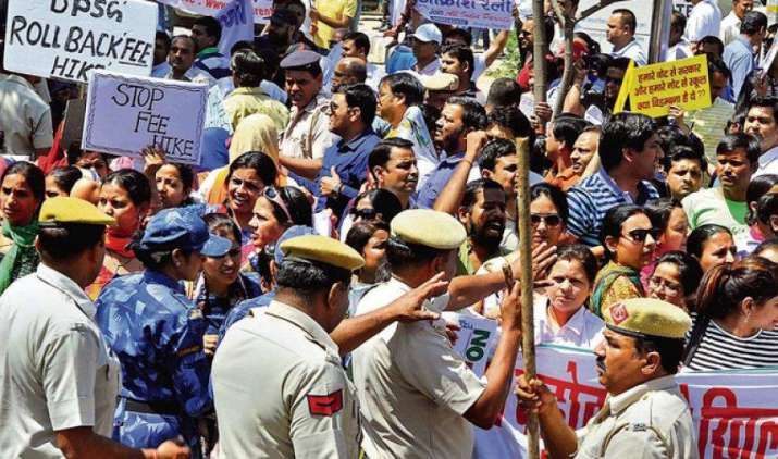 स्कूलों की फीस बढ़ने से अभिभावक परेशान, लोगों को 20 फीसदी तक अधिक चुकाने पड़ रहे हैं पैसे स्कूलों की फीस बढ़ने से अभिभावक परेशान, लोगों को 20 फीसदी तक अधिक चुकाने पड़ रहे हैं पैसे- India TV Paisa