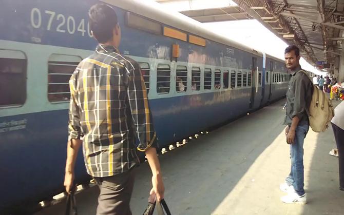 2021 तक प्रत्येक रेल यात्री को मिलेगी ट्रेनों में कन्फर्म टिकट, रेलवे ने शुरू की तैयारी 2021 तक प्रत्येक रेल यात्री को मिलेगी ट्रेनों में कन्फर्म टिकट, रेलवे ने शुरू की तैयारी- India TV Paisa