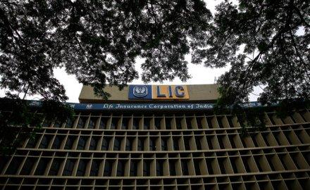 LIC को 2016-17 में 1,80,117 करोड़ रुपए की निवेश आय, सरकारी बॉन्डों से हुई कमाई LIC को 2016-17 में 1,80,117 करोड़ रुपए की निवेश आय, सरकारी बॉन्डों से हुई कमाई- India TV Paisa