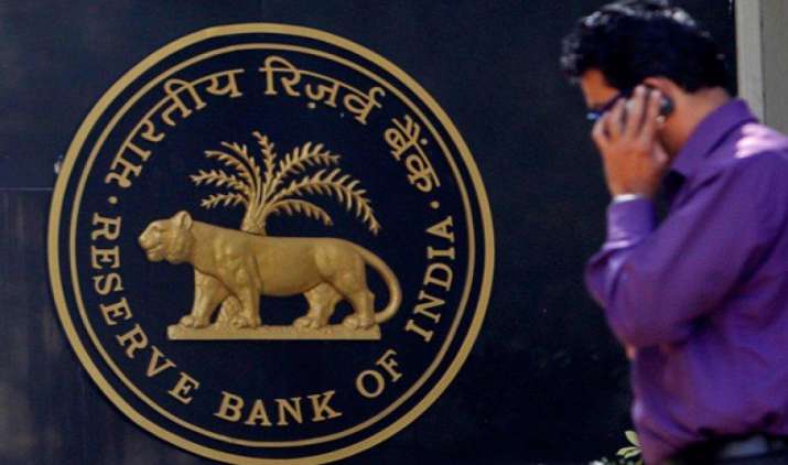 ऑनलाइन और मोबाइल बैंकिंग में फ्रॉड से बचाने के लिए RBI ने उठाया कदम, जानें कैसे मिलेगा आपका पैसा वापस ऑनलाइन और मोबाइल बैंकिंग में फ्रॉड से बचाने के लिए RBI ने उठाया कदम, जानें कैसे मिलेगा आपका पैसा वापस- IndiaTV Paisa