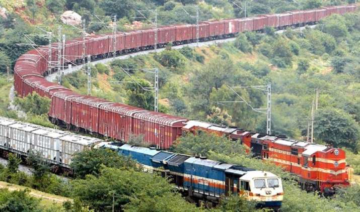 मालगाड़ियों की रफ्तार हो जाएगी दोगुनी, अगले साल तक उच्च क्षमता वाला इंजन लाएगी रेलवे मालगाड़ियों की रफ्तार हो जाएगी दोगुनी, अगले साल तक उच्च क्षमता वाला इंजन लाएगी रेलवे- India TV Paisa