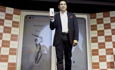 सचिन तेंदुलकर ने लॉन्च किया Smartron srt.phone, जबरदस्त फीचर्स से लैस है यह खास फोन सचिन तेंदुलकर ने लॉन्च किया Smartron srt.phone, जबरदस्त फीचर्स से लैस है यह खास फोन- India TV Paisa