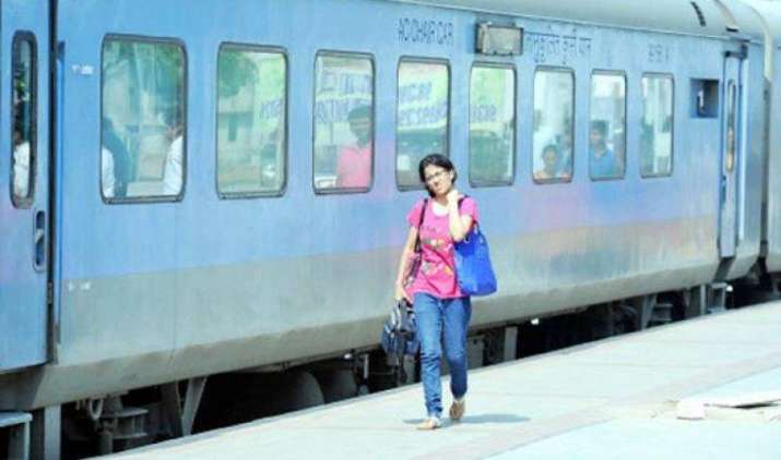 कम किराए में कर सकेंगे AC डिब्बे में सफर, रेलवे लाने जा रही है इकोनॉमी AC कोच कम किराए में कर सकेंगे AC डिब्बे में सफर, रेलवे लाने जा रही है इकोनॉमी AC कोच- IndiaTV Paisa