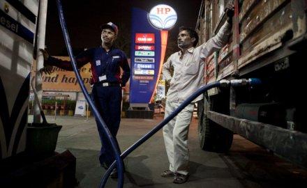 HPCL का अधिग्रहण करना चाहती है ONGC, 42,254 करोड़ रुपए में हो सकता है यह सौदा HPCL का अधिग्रहण करना चाहती है ONGC, 42,254 करोड़ रुपए में हो सकता है यह सौदा- India TV Paisa