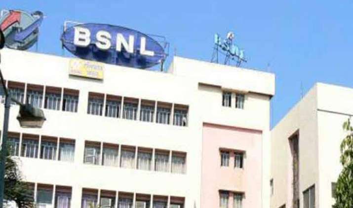 BSNL ने की लैंडलाइन इंस्टॉलेशन शुल्क में छूट देने की पेशकश, 100% कैशबैक पर दे रही है वाईफाई मोडेम BSNL ने की लैंडलाइन इंस्टॉलेशन शुल्क में छूट देने की पेशकश, 100% कैशबैक पर दे रही है वाईफाई मोडेम- IndiaTV Paisa