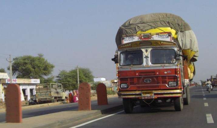 GST के बाद ट्रकों ने पकड़ी रफ्तार, 30% ज्यादा रास्ता कर रह हैं तय GST के बाद ट्रकों ने पकड़ी रफ्तार, 30% ज्यादा रास्ता कर रह हैं तय- IndiaTV Paisa