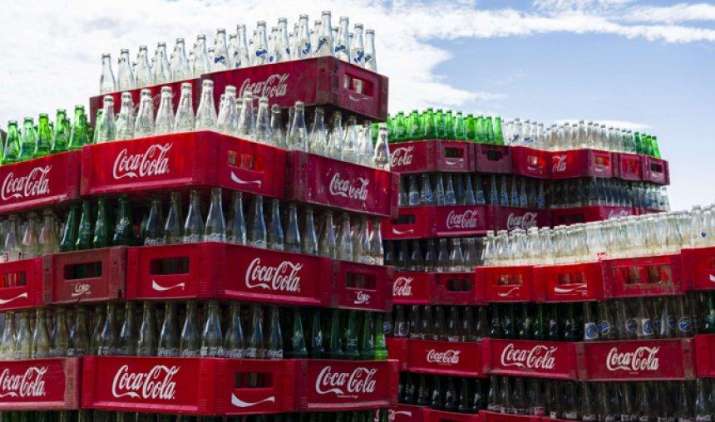 Coca-Cola लॉन्च करेगी कोल्ड ड्रिंक्स की सस्ती रेंज, छोटे बाजारों पर है कंपनी की नजर Coca-Cola लॉन्च करेगी कोल्ड ड्रिंक्स की सस्ती रेंज, छोटे बाजारों पर है कंपनी की नजर- IndiaTV Paisa