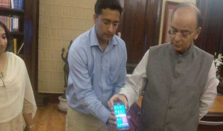GST में किस चीज पर कितना देना है टैक्स इसका पता चलेगा मोबाइल से, सरकार ने लॉन्च की जीएसटी रेट फाइंडर एप GST में किस चीज पर कितना देना है टैक्स इसका पता चलेगा मोबाइल से, सरकार ने लॉन्च की जीएसटी रेट फाइंडर एप- India TV Paisa