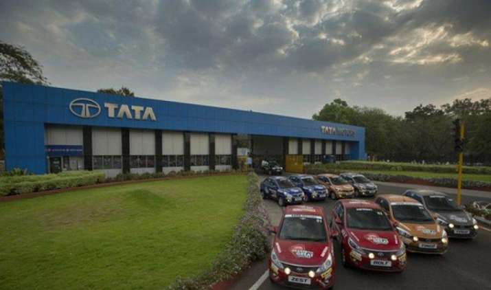 Tata Motors ने GST के बाद घटाए यात्री वाहनों के दाम, 2.17 लाख रुपए तक सस्ती हुईं टाटा की गाडि़यां Tata Motors ने GST के बाद घटाए यात्री वाहनों के दाम, 2.17 लाख रुपए तक सस्ती हुईं टाटा की गाडि़यां- IndiaTV Paisa