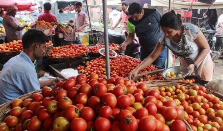 टमाटर की कीमतों ने लगाई सेंचुरी, 100 रुपए किलो पर हो रही है बिक्री टमाटर की कीमतों ने लगाई सेंचुरी, 100 रुपए किलो पर हो रही है बिक्री- IndiaTV Paisa