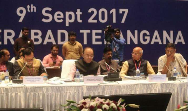 GST काउंसिल की 21वीं बैठक हुई शुरू, महंगी गाड़ियों पर सेस सहित 30 वस्तुओं पर टैक्स कम करने पर होगा विचार GST काउंसिल की 21वीं बैठक हुई शुरू, महंगी गाड़ियों पर सेस सहित 30 वस्तुओं पर टैक्स कम करने पर होगा विचार- India TV Paisa