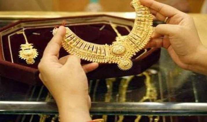 आभूषण निर्माताओं की खरीदी से सोने में आई तेजी, चांदी ने किया 41,000 रुपए का स्तर पार आभूषण निर्माताओं की खरीदी से सोने में आई तेजी, चांदी ने किया 41,000 रुपए का स्तर पार- India TV Paisa