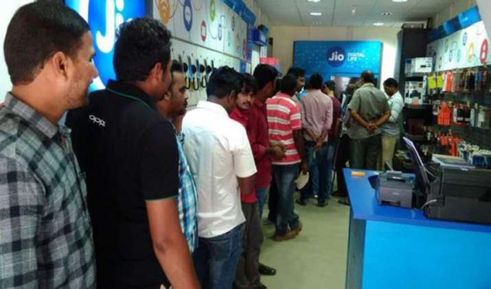 Jio का प्राइम मेंबर्स के लिए ट्रिपल कैशबैक ऑफर, 399 के रीचार्ज पर मिलेंगे 2,599 रुपए तक वापस Jio का प्राइम मेंबर्स के लिए ट्रिपल कैशबैक ऑफर, 399 के रीचार्ज पर मिलेंगे 2,599 रुपए तक वापस- India TV Paisa