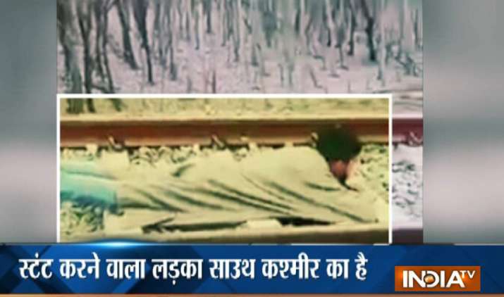 VIDEO: चलती ट्रेन के नीचे... VIDEO: चलती ट्रेन के नीचे...- India TV