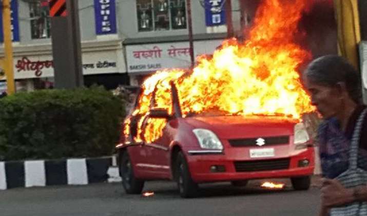 Padmaavat-Protest-Karni-Sena-activists-unknowingly-set-fire-to-fellow-activist-car-in-Bhopal Padmaavat-Protest-Karni-Sena-activists-unknowingly-set-fire-to-fellow-activist-car-in-Bhopal- India TV