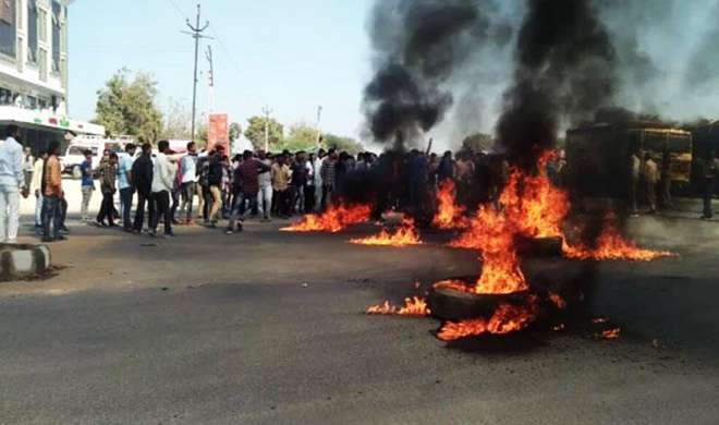 Padmaavat-row-Karni-Sena-goes-on-rampage-ahead-of-film-release Padmaavat-row-Karni-Sena-goes-on-rampage-ahead-of-film-release- India TV