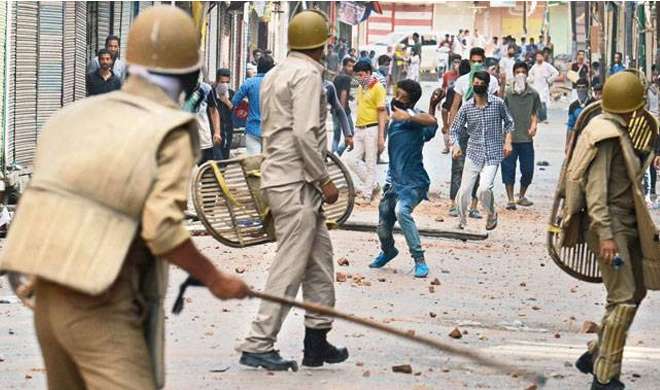stone pelting stone pelting- India TV