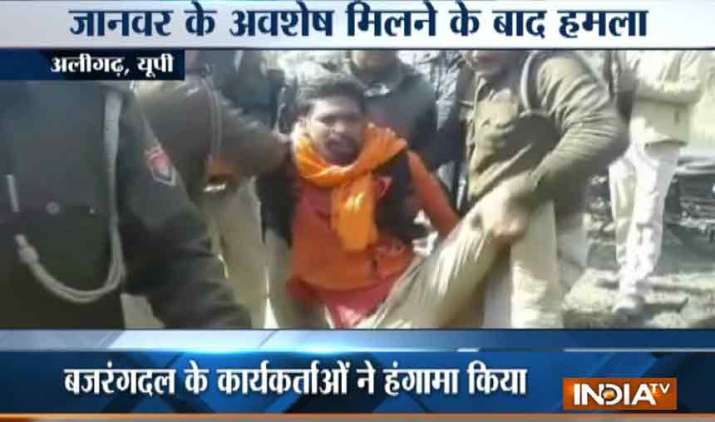 Bajranj-Dal-and-police-clash-over-animal-meat-remain-in-Aligarh Bajranj-Dal-and-police-clash-over-animal-meat-remain-in-Aligarh- Khabar IndiaTV