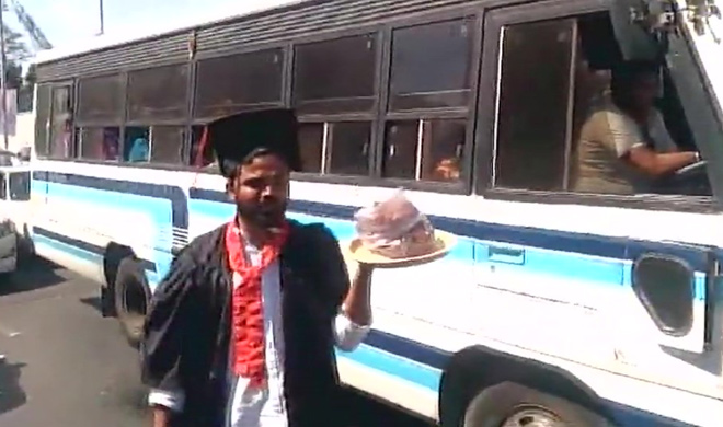 Students of a college seen selling pakora in Bengaluru Students of a college seen selling pakora in Bengaluru- India TV