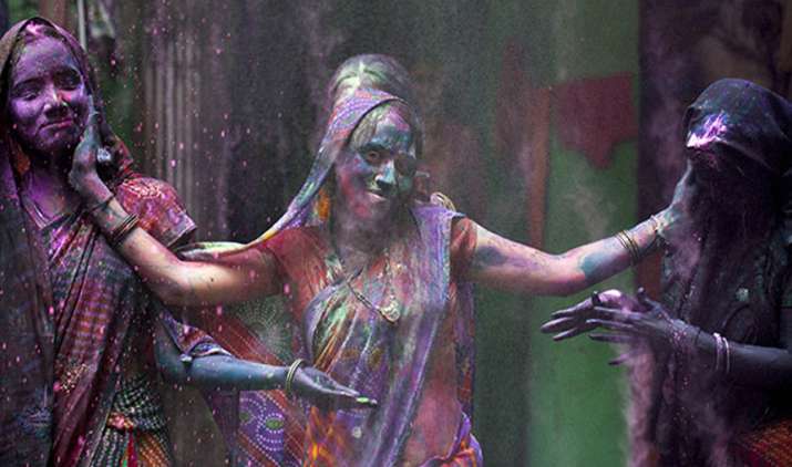 Only-women-play-holi-in-this-village-of-India Only-women-play-holi-in-this-village-of-India- Khabar IndiaTV