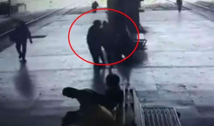 video-Man-forcibly-kisses-girl-at-Turbhe-Railway-Station-in-Mumbai-Arrested–Watch video-Man-forcibly-kisses-girl-at-Turbhe-Railway-Station-in-Mumbai-Arrested–Watch- India TV